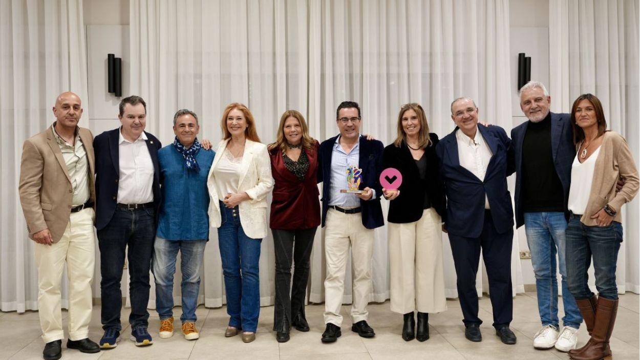 Expertos y organizadores posan juntos en el Festival Mundial de la Felicidad.