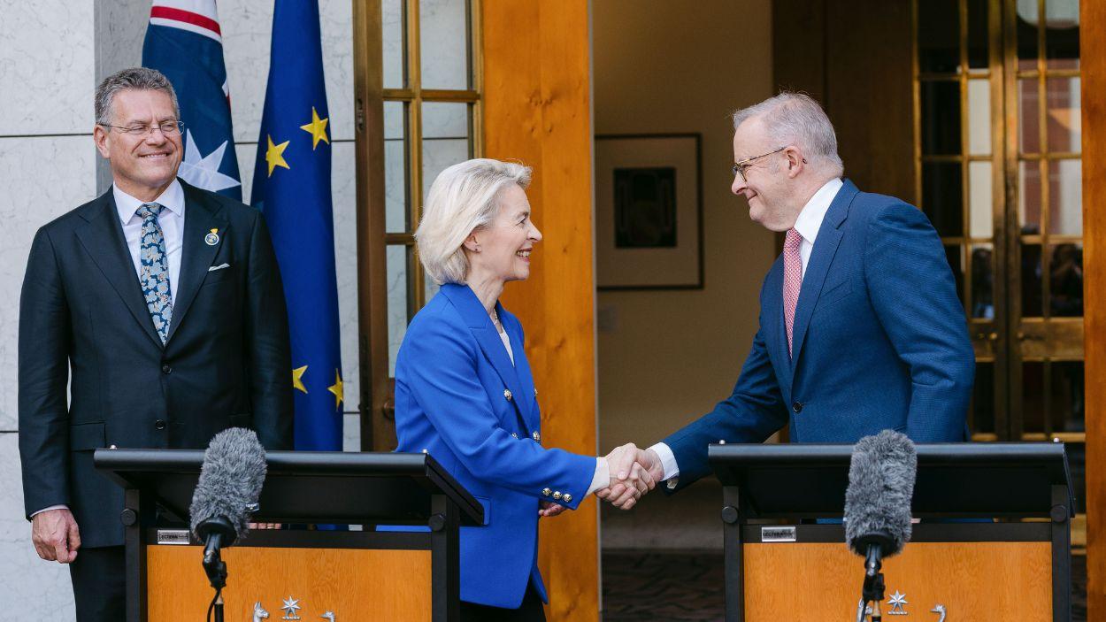 El primer ministro australiano, Anthony Albanese, y la presidenta de la Comisión Europea, Ursula von der Leyen, se dan la mano durante una rueda de prensa conjunta en el Parlamento de Canberra. EP.