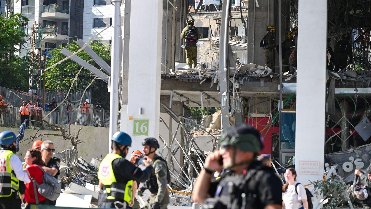 Israel acusa a Irán de usar bombas de racimo en los ataques de este jueves contra el centro y el sur del país. EP.