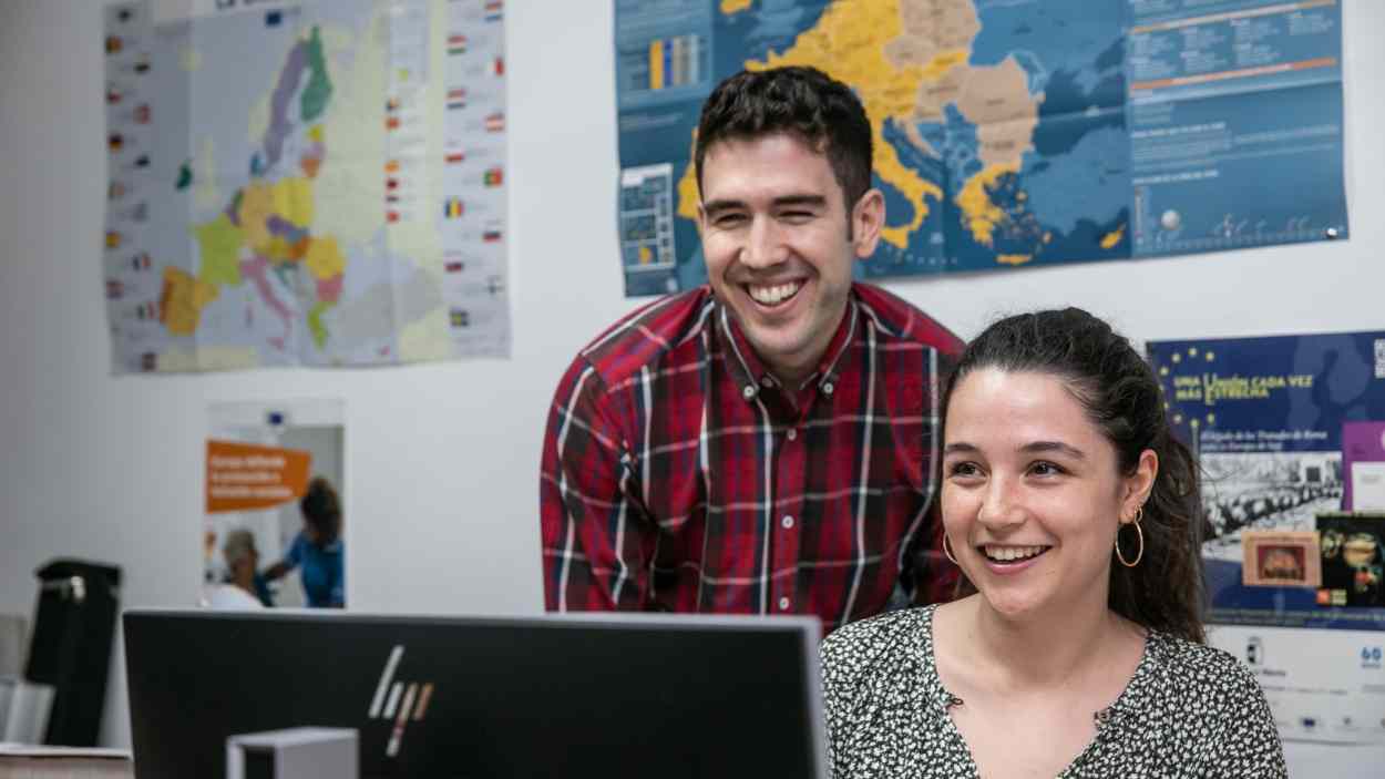 Imagen de dos jóvenes trabajando gracias a una beca europea. EP.