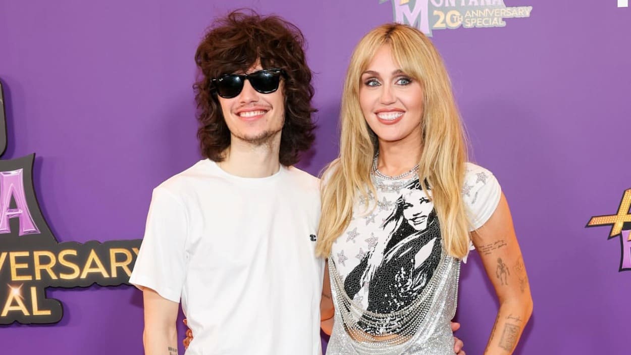 Miley Cyrus y su prometido Maxx Morando 