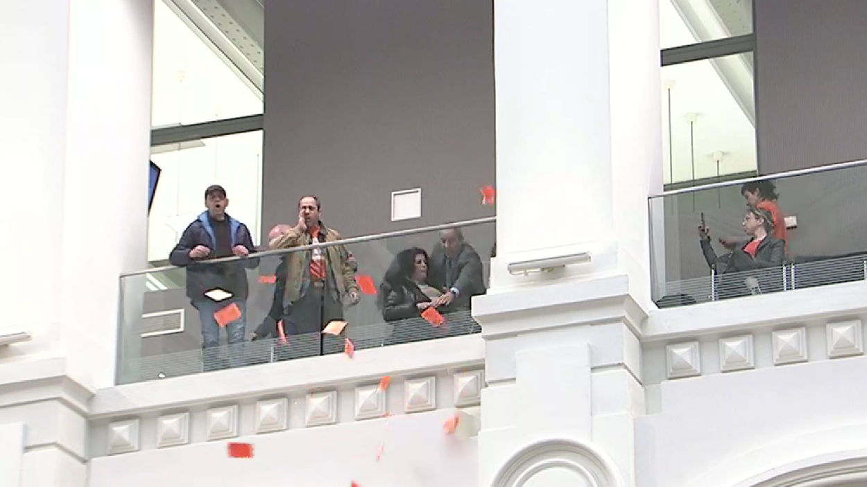 Momento en el que los vecinos y el Sindicato de Inquilinas han sido expulsados del Pleno del Ayuntamiento de Madrid