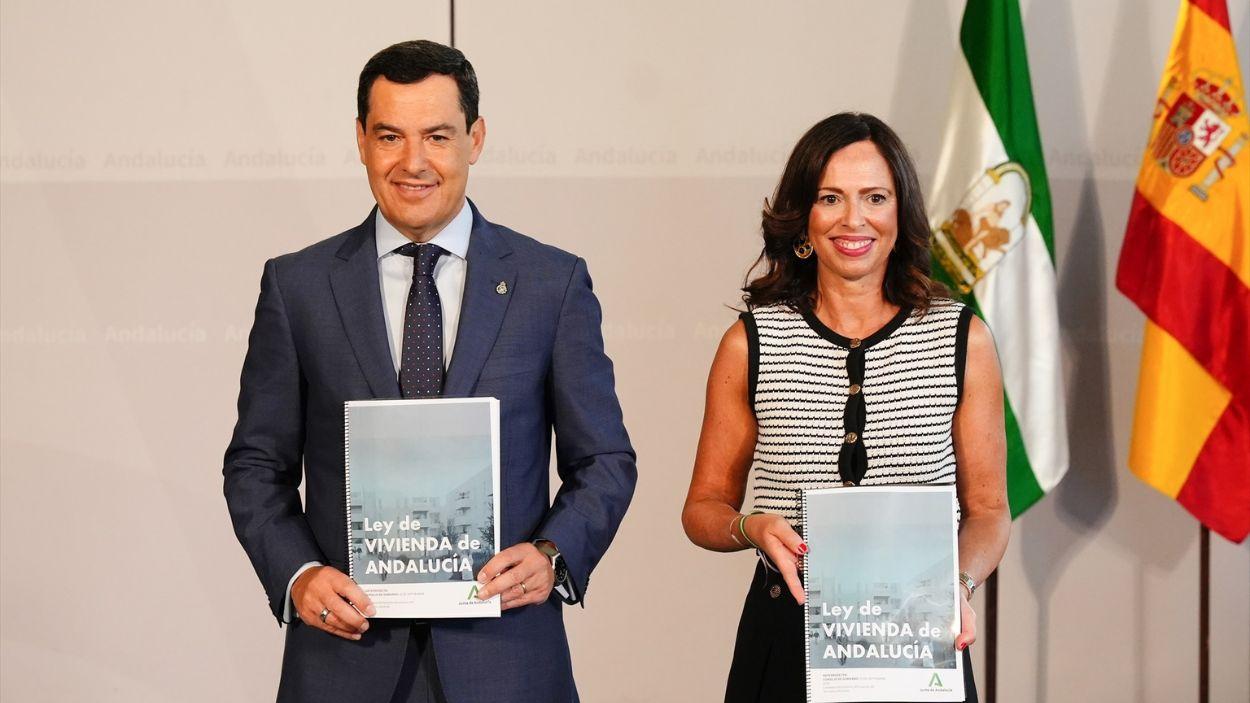 El presidente de la Junta de Andalucía, Juanma Moreno, (i) junto a la consejera de Fomento y Articulación del Territorio de la Junta de Andalucía, Rocío Díaz, (d) posan durante la presentación de la futura Ley de la Vivienda de Andalucía / EP
