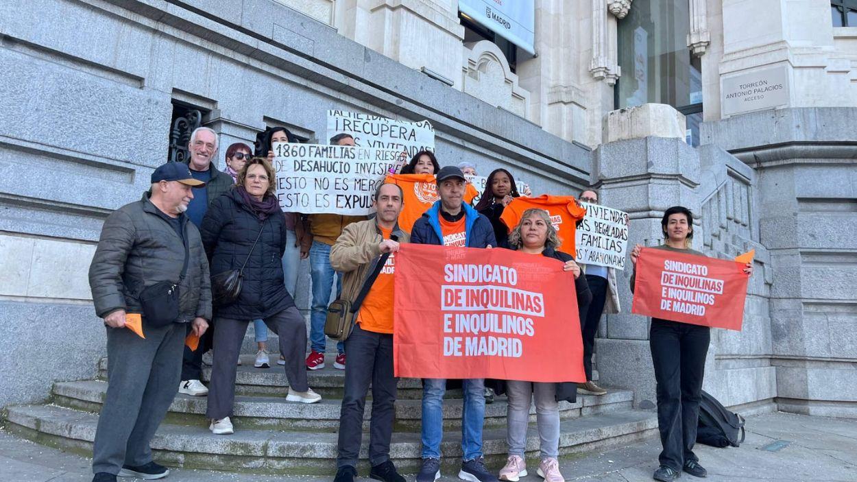 Vecinos afectados y miembros del Sindicato de Inquilinas protestan en la puerta del Ayuntamiento de Madrid. Sindicato de Inquilinas