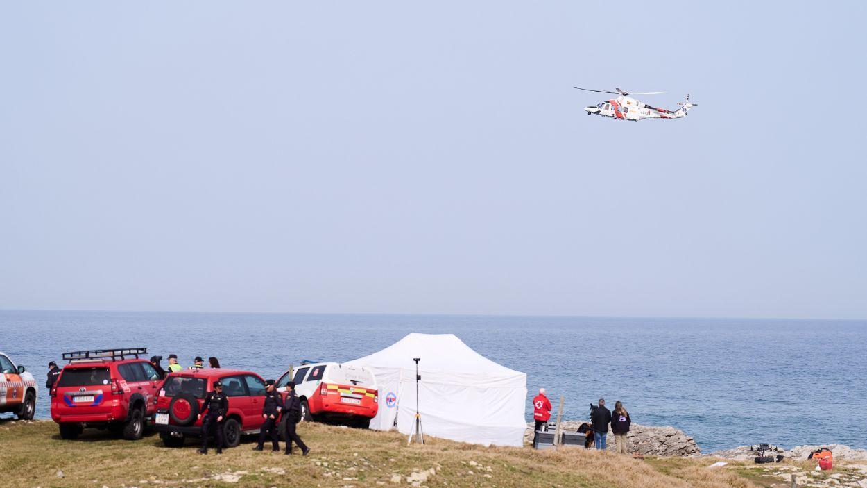 Dispositivo de búsqueda de los jóvenes fallecidos tras el colapso de la pasarela de El Bocal (Santander)