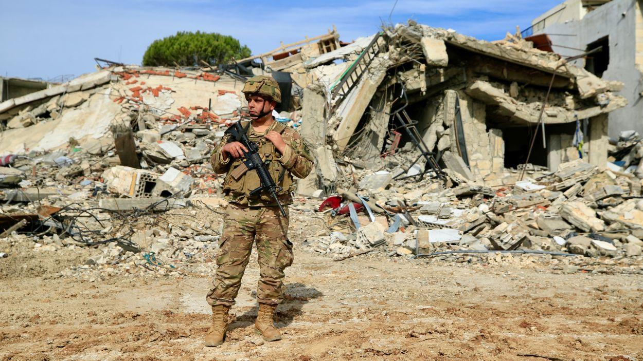 Soldado libanés desplegado sobre el terreno antes los ataques de Israel