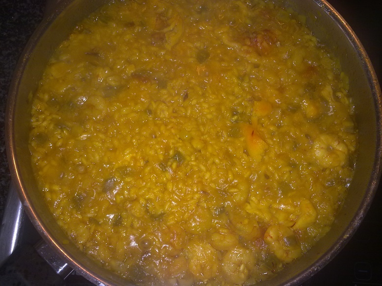 Caldereta de langosta con arroz y ensalada de salazones