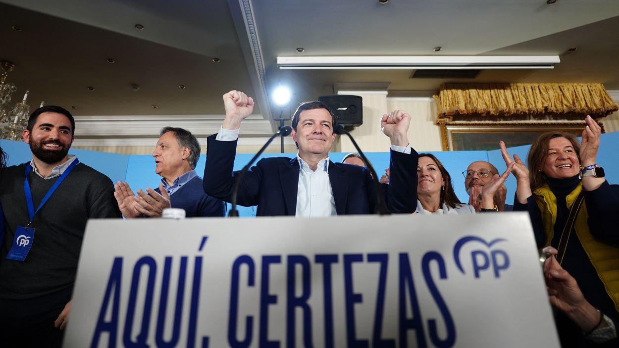 Alfonso Fernández Mañueco, durante su comparecencia en Salamanca tras ganar las elecciones. EP.
