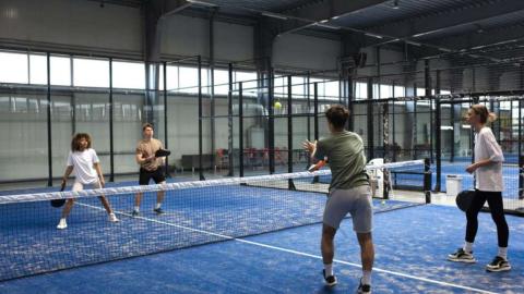 El 'afterwork' que arrasa: por qué el pádel es el plan social favorito al salir de la oficina