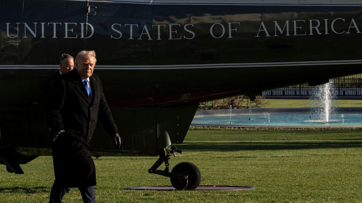El presidente de Estados Unidos, Donald Trump, en su regreso a Washington D.C. en avión presidencial. EP.