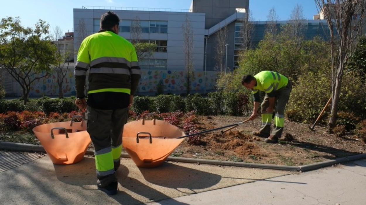 Trabajadores de mantenimiento del espacio público de Cornellà de Llobregat. Ayuntamiento de Cornellà