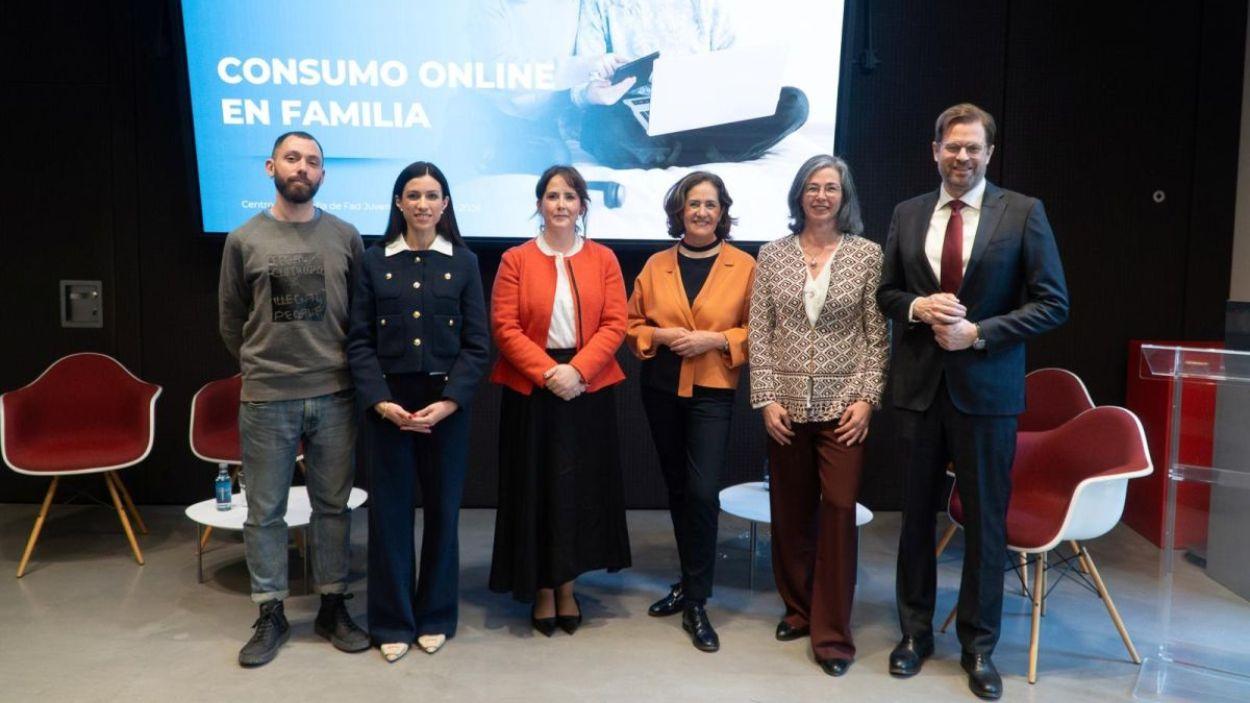 El 98% de las familias españolas supervisa las compras online de sus hijos e hijas adolescentes. Servimedia.