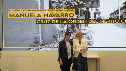 Rodríguez entrega la Cruz de la Orden del Mérito Civil a Manuela Navarro: 