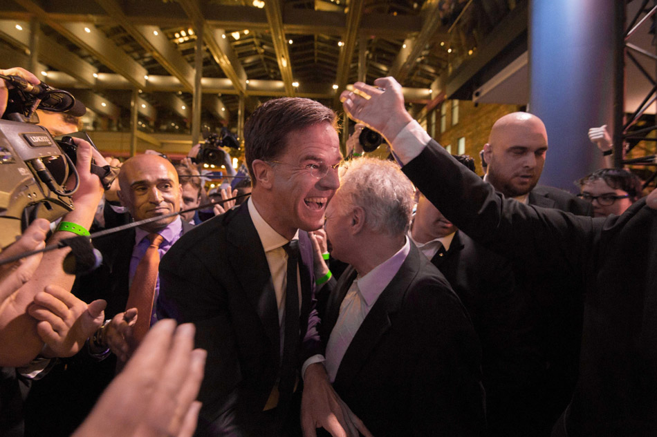 El primer ministro de Holanda, Mark Rutte (C), feliz tras saber que había ganado las elecciones en Holanda.