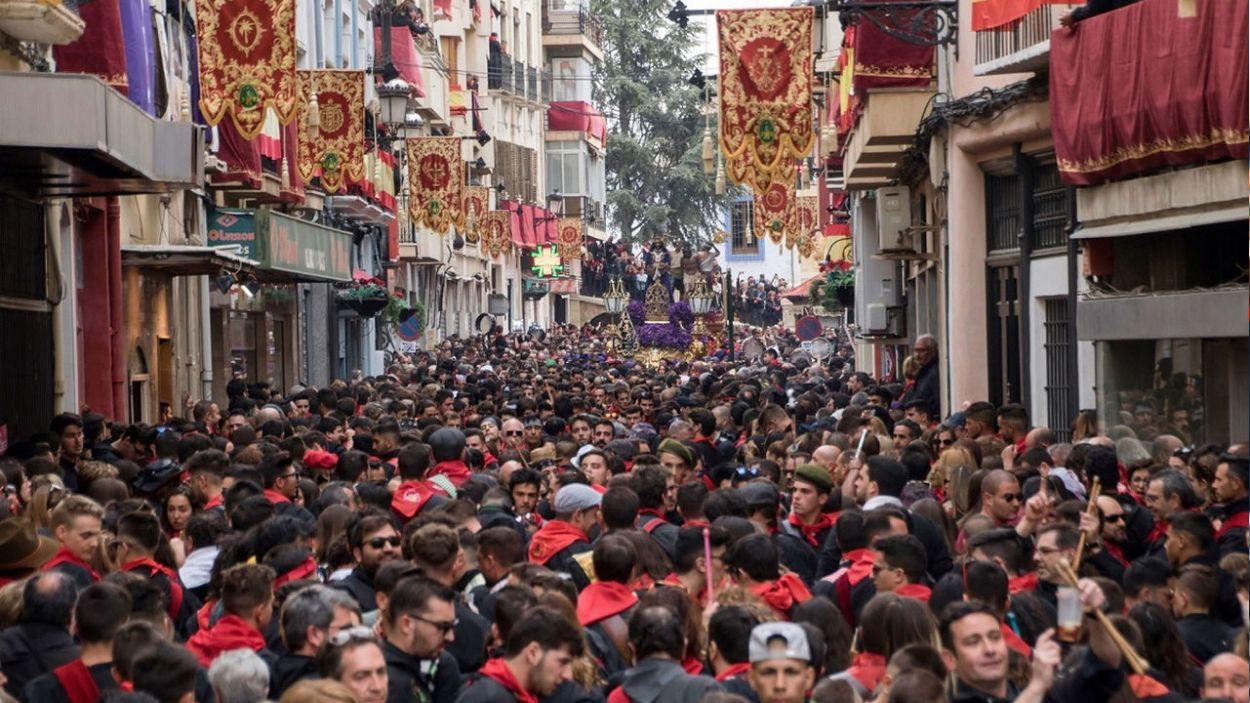 Tamborileros en Agramón durante la Semana Santa, una celebración íntima con el latido de la tamborada