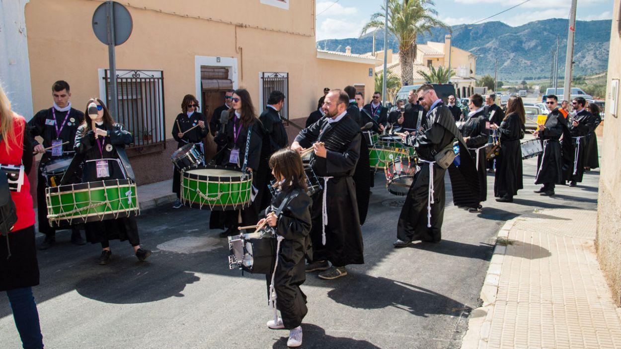 Cofrades y tamborileros recorren Agramón en una celebración cercana y comunitaria