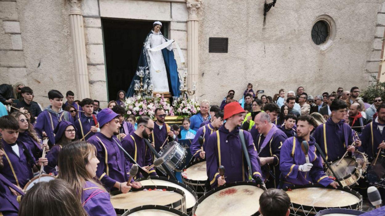 Los tambores acompañan la procesión por las calles de Agramón