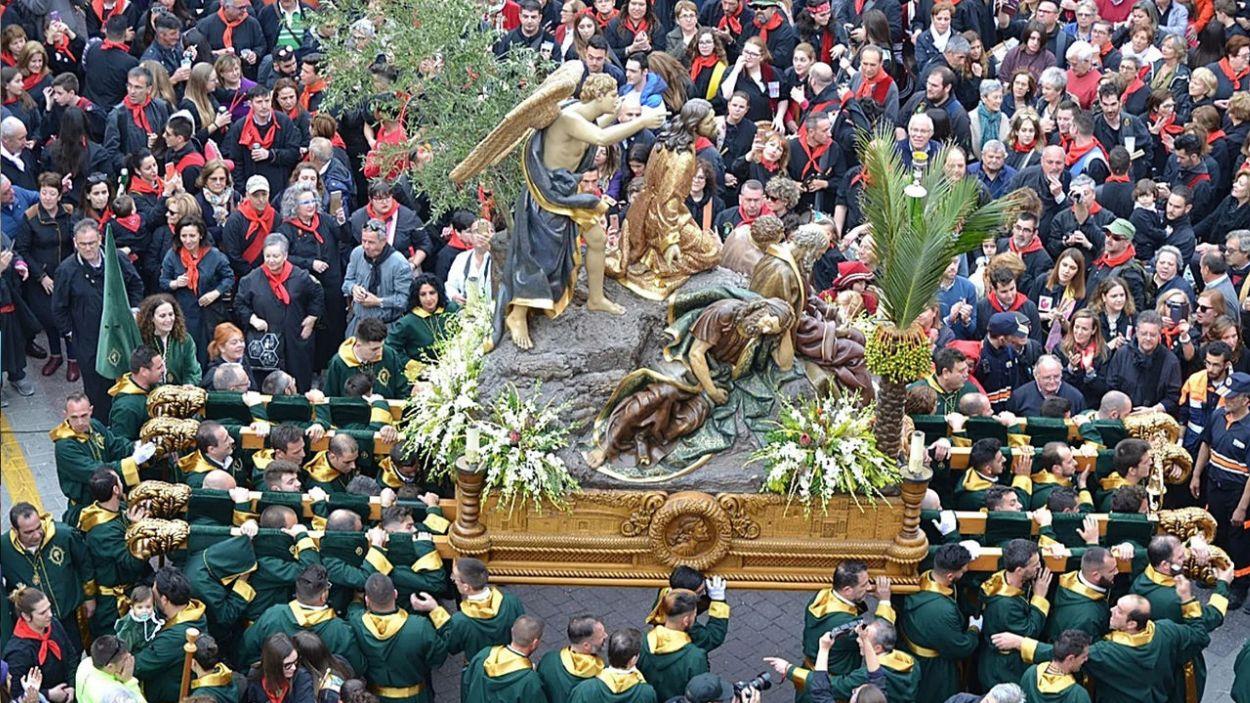 Un paso recorre Hellín entre una multitud vestida con sus colores célebres en su tamboreada