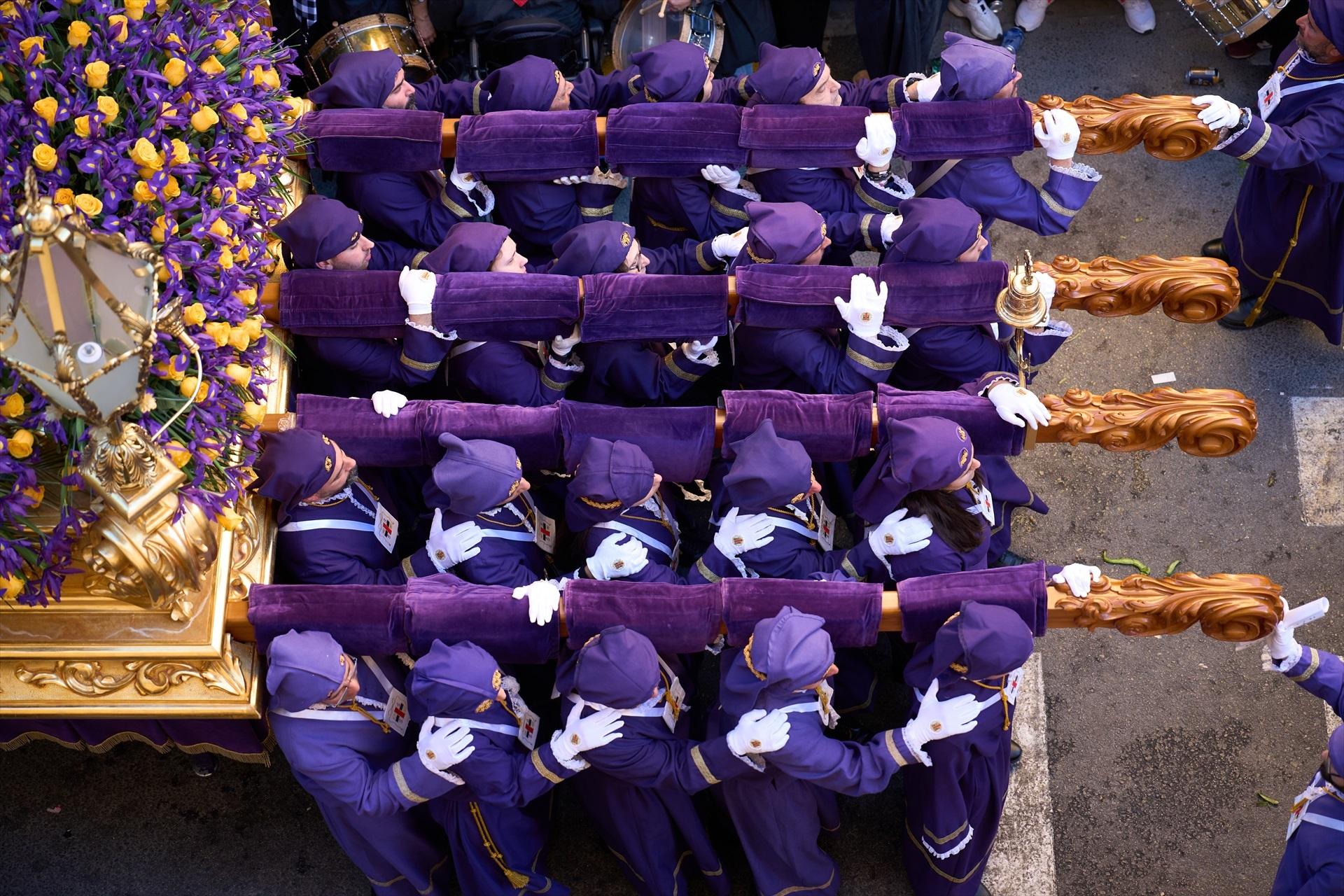 Costaleros avanzan entre tambores en la Semana Santa de Hellín
