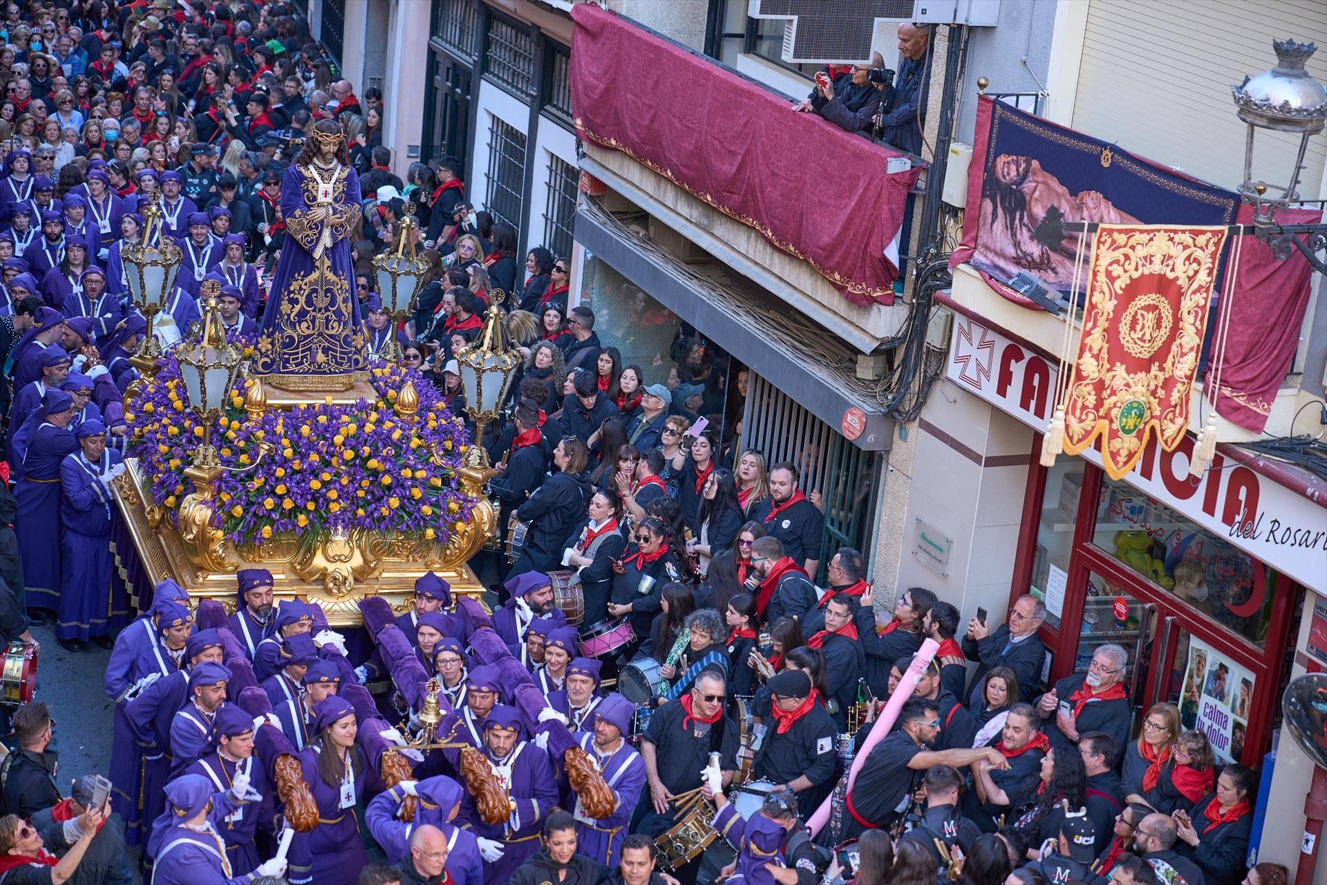 El traslado de Padre Jesús de Medinaceli en Hellín, acompañado por tamborileros y fieles