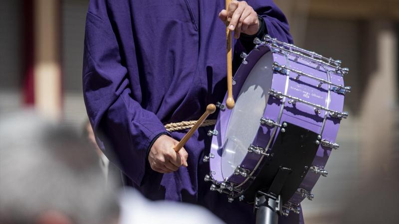 EuropaPress 6656445 hombre toca tambor avenida constitucion 20 abril 2025 tobarra albacete (1) EuropaPress 6656445 hombre toca tambor avenida constitucion 20 abril 2025 tobarra albacete (1)