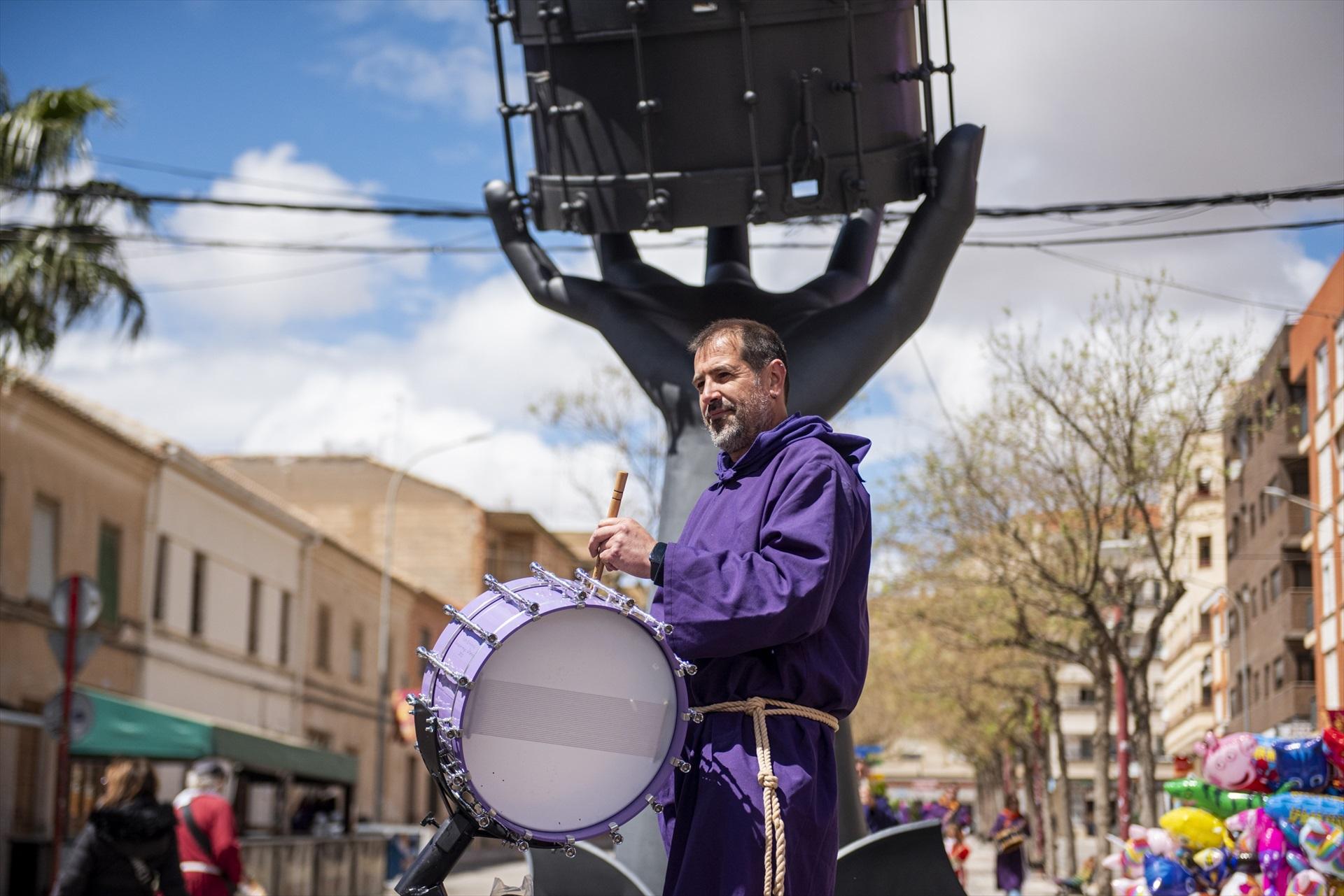 Un hombre toca el tambor en la avenida de la Constitución, en Tobarra