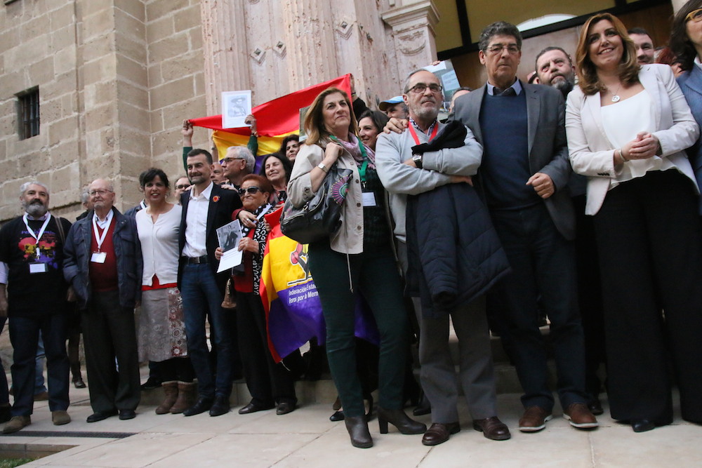 Parlamentarios de PSOE, Podemos e IU y familiares de las víctimas republicanas, ayer en el Parlamento.