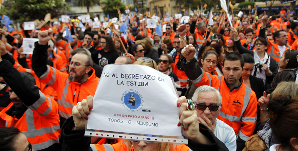 Concentración de estibadores en la Plaza Alta de Algeciras (Cádiz)