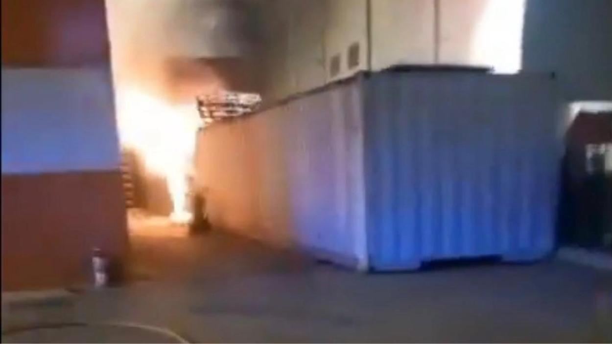 Incendio de dos contenedores de baterías de litio en el polígono industrial Coll de la Manya, en Granollers, a 25 de marzo de 2026. Bombers de la Generalitat