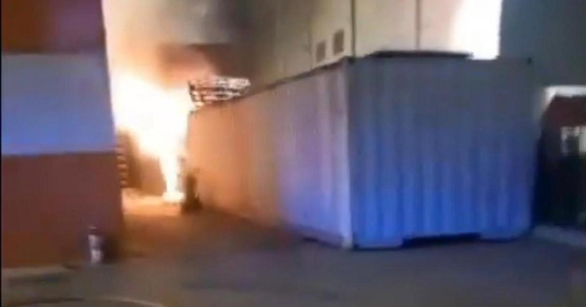 Alerta química por el incendio de dos contenedores de baterías de litio en un polígono de Granollers (Barcelona)