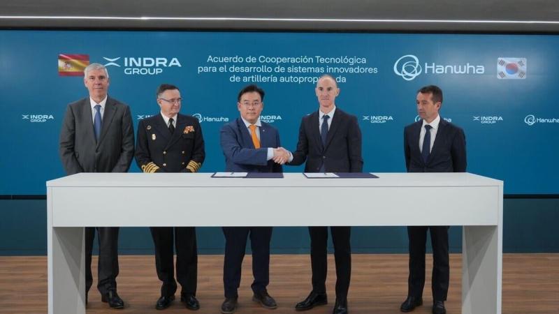 Firma del acuerdo entre Indra y Hanwha. INDRA GROUP