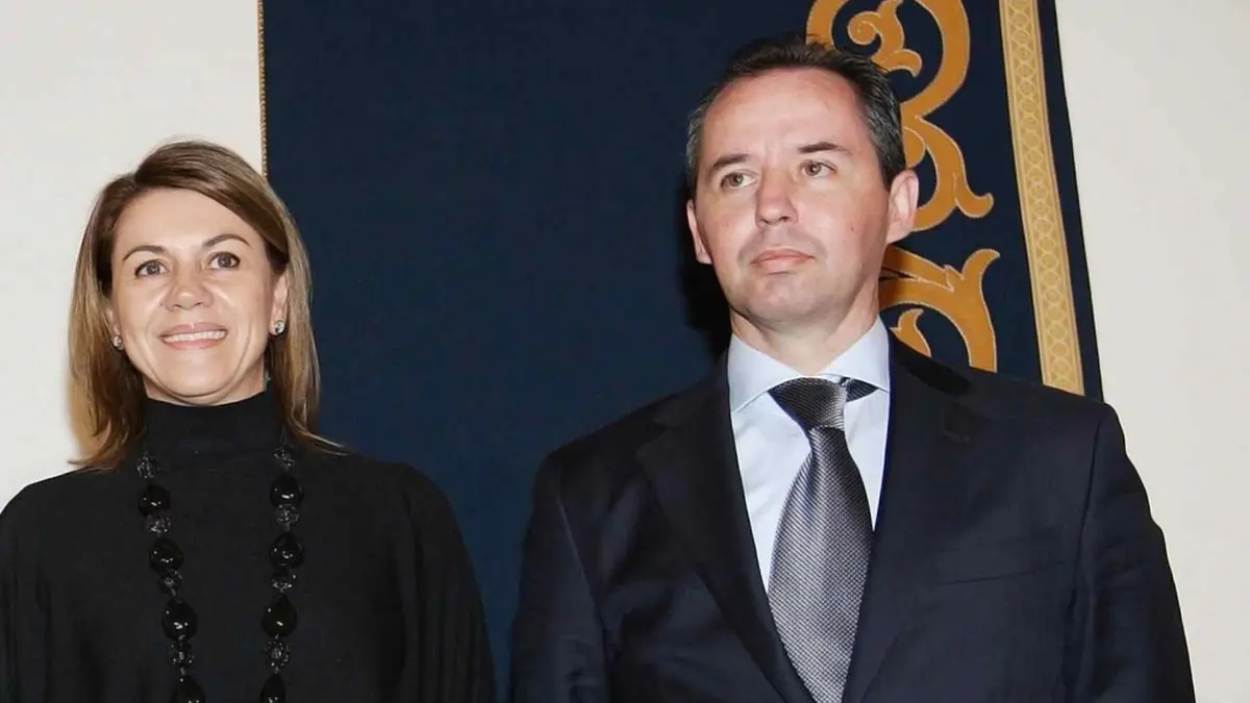 María Dolores de Cospedal junto a quien fue su asesor de seguridad y director general de Documentación y Análisis del Gobierno en la Presidencia de Castilla-La Mancha, Andrés Gómez Gordo. Archivo.