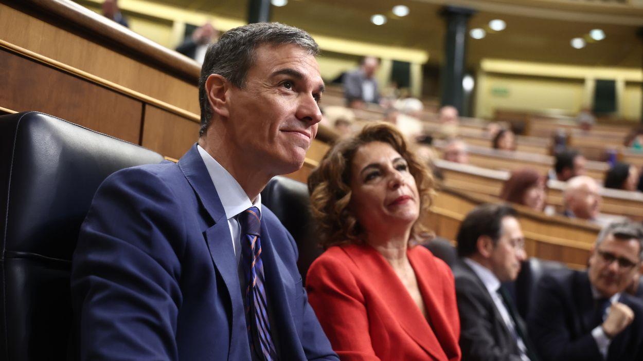 El presidente del Gobierno, Pedro Sánchez, y la vicepresidenta primera, María Jesús Montero, en el Congreso de los Diputados. EP