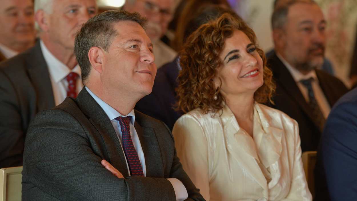 El presidente de Castilla-La Mancha, Emiliano García-Page, junto a la candidata del PSOE en las elecciones andaluzas, María Jesús Montero. Archivo. 
