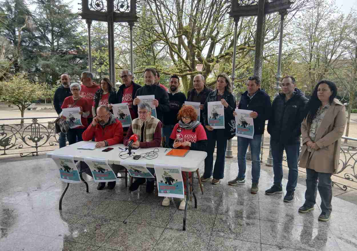 Imagen de la rueda de prensa ofrecida hoy en Santiago de Compostela para presentar la campaña de recogida de firmas (Foto: Plataforma Ulloa Viva).