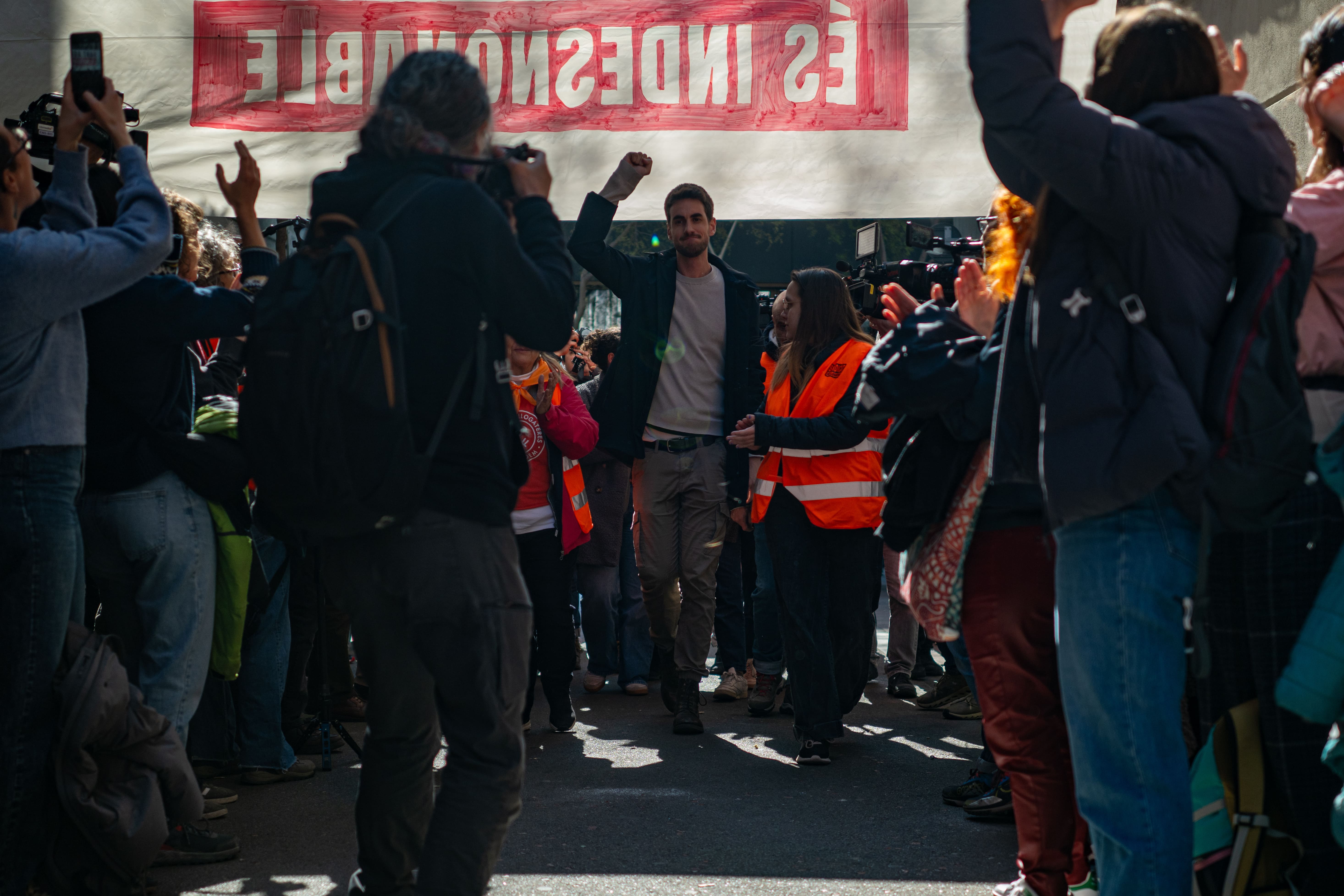 Concentración para impedir el desahucio de Txema Escorsa, inquilino del edificio de la calle Sant Agustí número 14 en el distrito de Gràcia (Barcelona), a 25 de marzo de 2026. Lorena Sopêna / EP