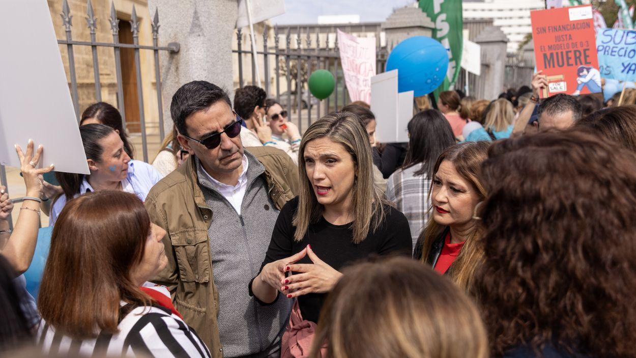 La vicesecretaria general del PSOE-A, María Márquez, atiende a los medios al asistir a una concentración del sector de escuelas infantiles ante el Parlamento andaluz / PSOE-A