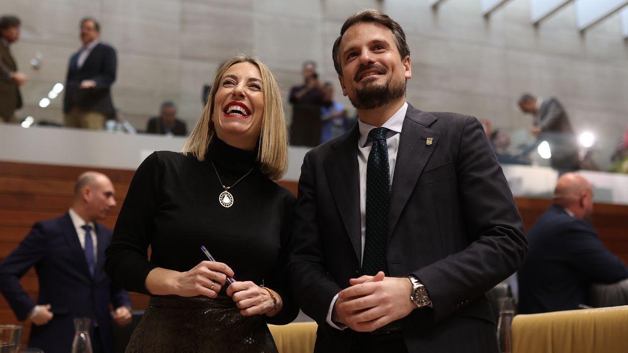 La presidenta en funciones de Extremadura, María Guardiola, junto al secretario general del PP en Extremadura, Abel Bautista. EP. 