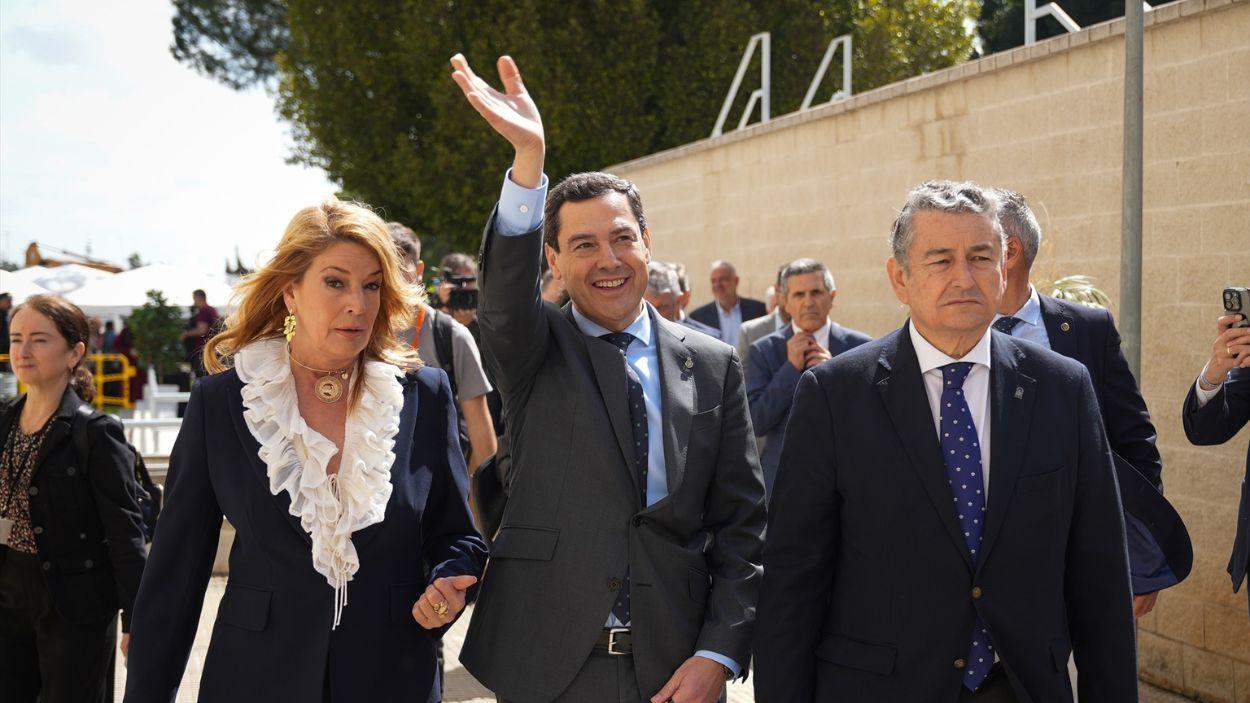 El presidente de la Junta de Andalucía, Moreno Bonilla (c), junto al consejero de Sanidad, Presidencia y Emergencias, Antonio Sanz (d), y la alcaldesa de Huelva, Pilar Miranda / EP