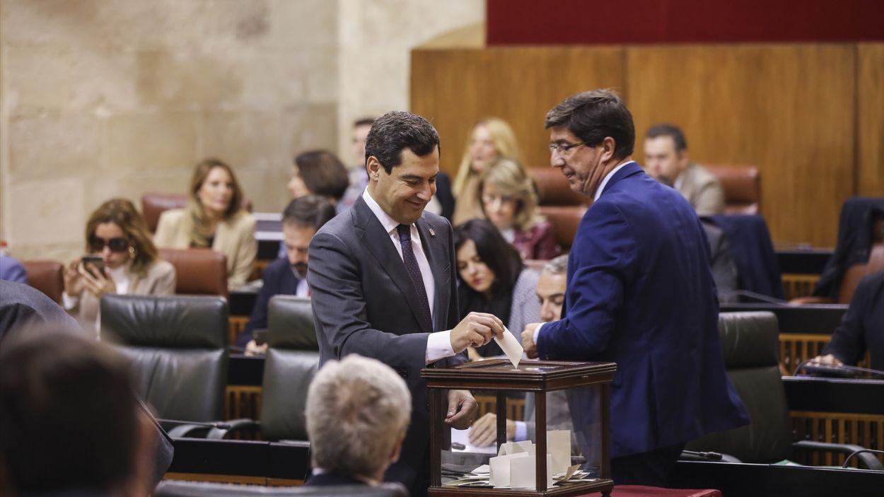 Presidente de la Junta de Andalucía, Moreno Bonilla, y el entonces vicepresidente, Juan Marín, en el Parlamento de Andalucía en 2019 / EP