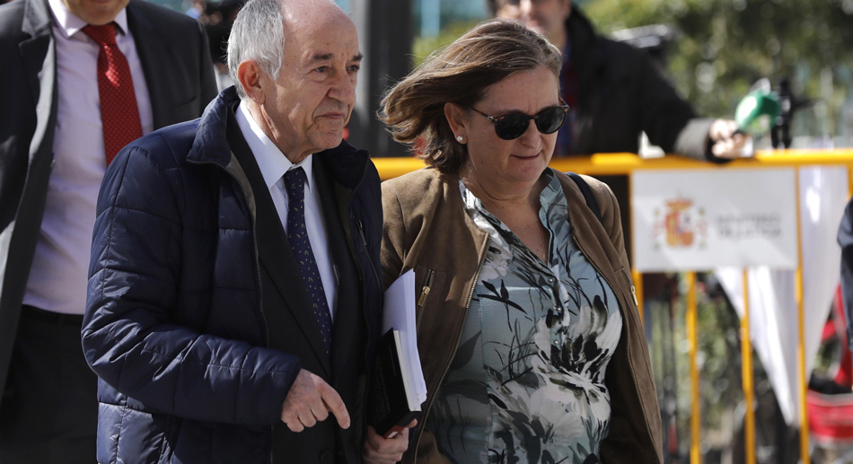 El exgobernador del Banco de España Miguel Ángel Fernández Ordóñez a la salida de la la Audiencia Nacional tras declarar hoy