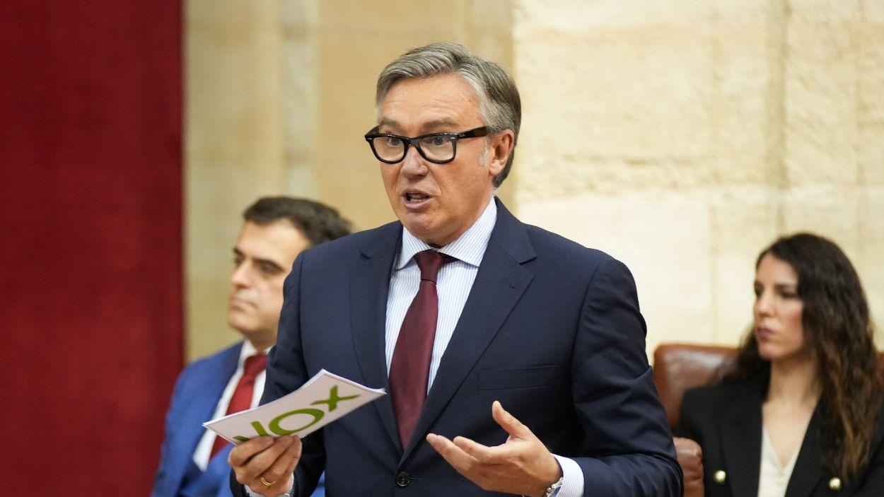 El portavoz del grupo parlamentario Vox en Andalucía, Manuel Gavira, interviene durante la sesión de control en el pleno del Parlamento andaluz. EP.