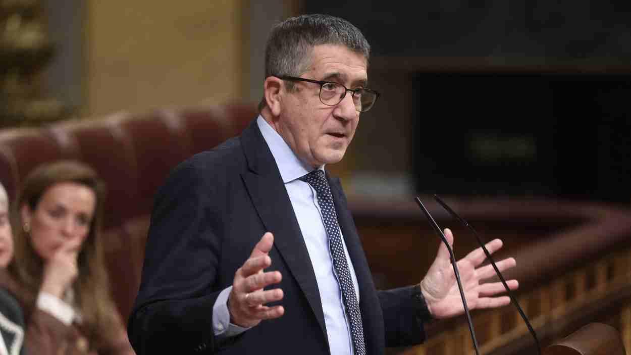 El portavoz del PSOE en el Congreso, Patxi López, interviene durante una sesión de control al Gobierno, en el Congreso. EP