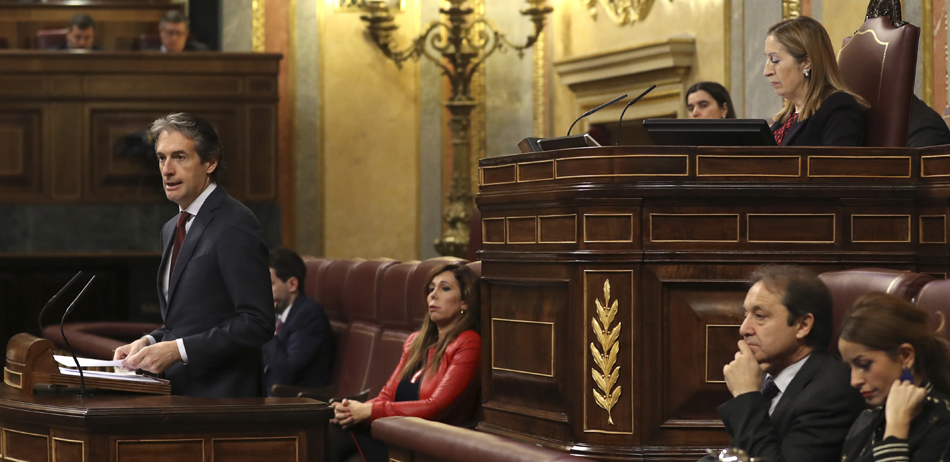 El ministro de Fomento, Íñigo de la Serna, durante su intervencion en el pleno del Congreso de los Diputados