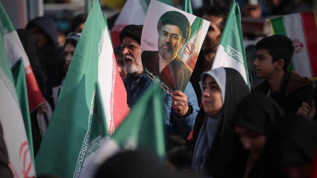 Partidarios del gobierno ondean banderas iraníes y portan fotografías del recién nombrado Líder Supremo de Irán, el ayatolá Mojtaba Khamenei, durante una manifestación en las calles de Teherán. EP.