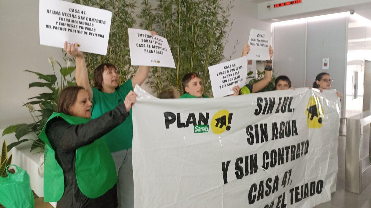 El movimiento de vivienda ocupa la sede de Casa 47 y exigen negociar sobre las viviendas que son y fueron públicas. Imagen de Plan Sareb.