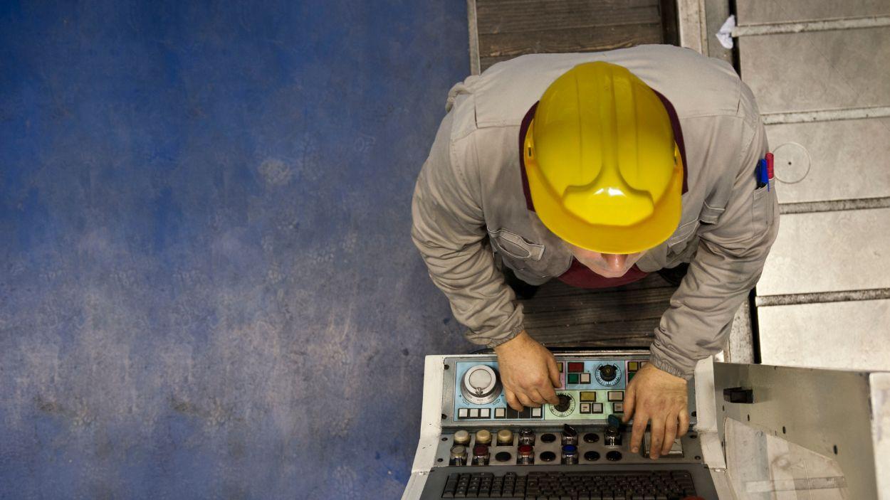 Imagen de recurso de un trabajador en una fábrica. EP.