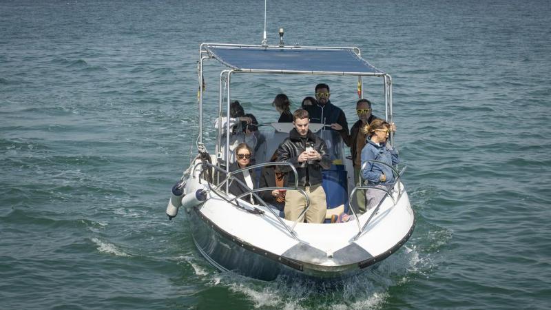 El trayecto en barco, de apenas 15 minutos, forma parte esencial de la experiencia gastronómica. GUÍA REPSOL