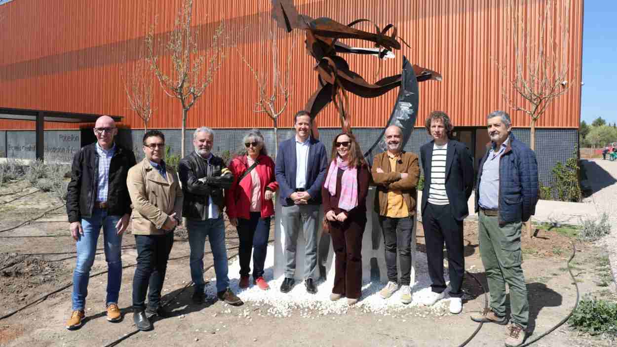 El concejal de Deportes de Toledo (2d) en la inauguración de la escultura el 24  de marzo. EP.