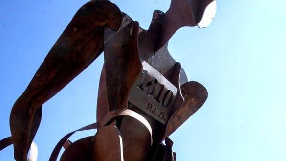 Iniciales de R.L.G. en la escultura recién inaugurada